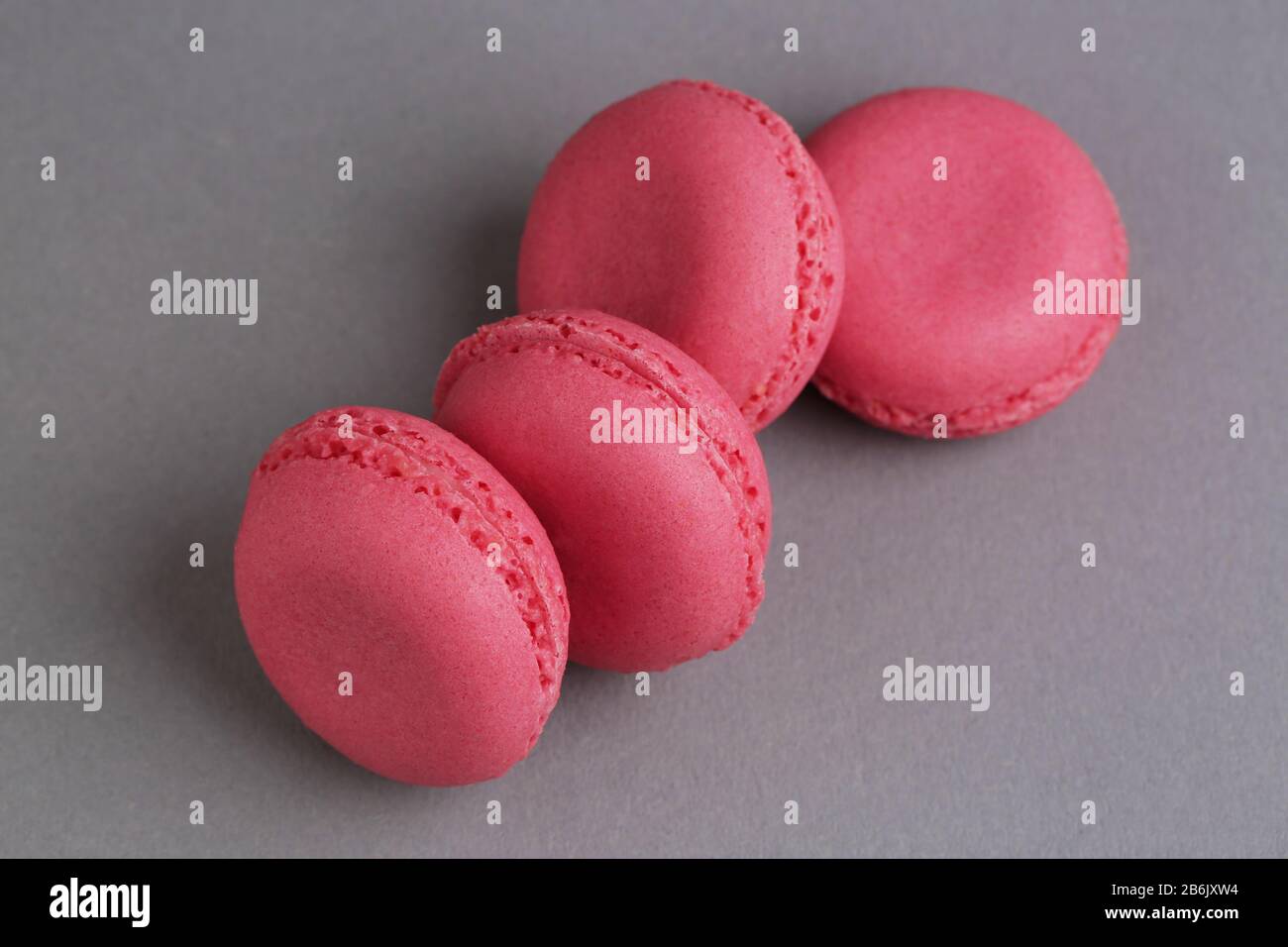 Makronen in pinkfarbener Farbe schmackhafte französische Plätzchen wunderschönes Makro Food Foto Stockfoto