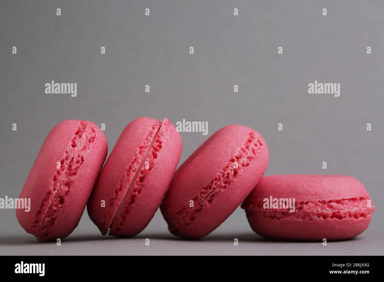 Makronen in pinkfarbener Farbe schmackhafte französische Plätzchen wunderschönes Makro Food Foto Stockfoto