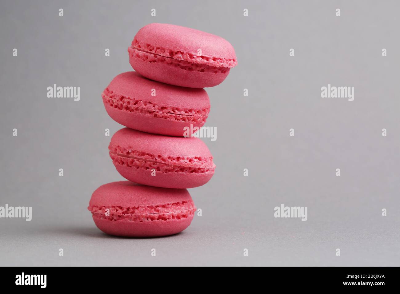 Makronen in pinkfarbener Farbe schmackhafte französische Plätzchen wunderschönes Makro Food Foto Stockfoto