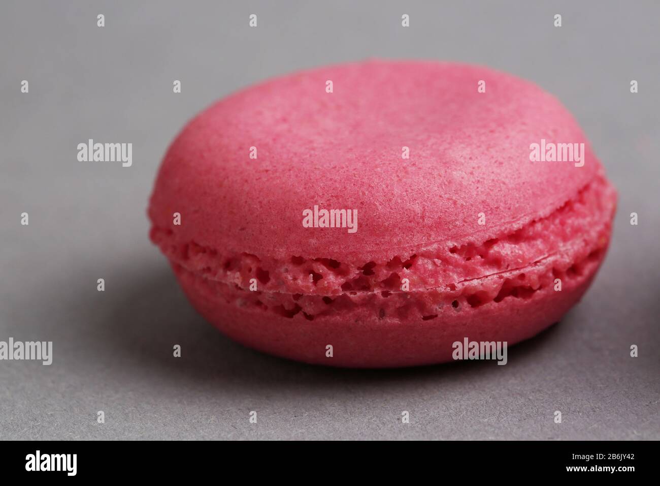 Makronen in pinkfarbener Farbe schmackhafte französische Plätzchen wunderschönes Makro Food Foto Stockfoto