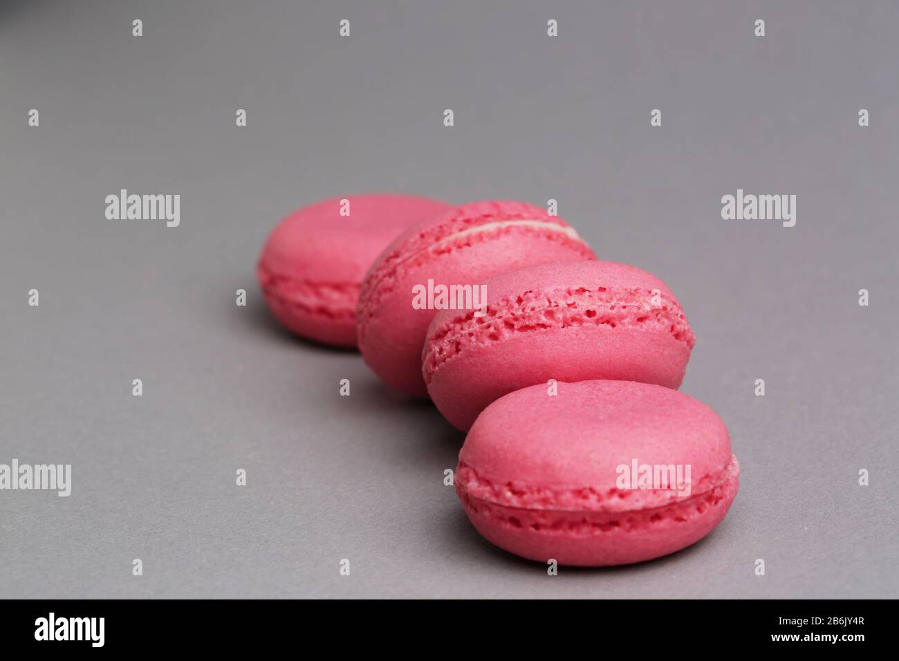 Makronen in pinkfarbener Farbe schmackhafte französische Plätzchen wunderschönes Makro Food Foto Stockfoto