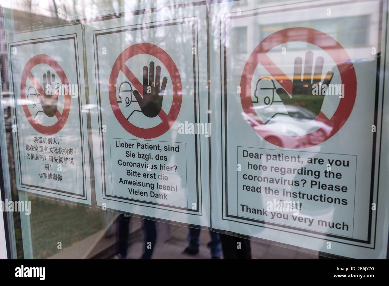 München, Deutschland. März 2020. Ein Schild mit der Aufschrift "Patient, sind Sie hier bezüglich des Coronavirus? Bitte lesen Sie zuerst die Anweisungen! Vielen Dank' ist in mehreren Sprachen an der Eingangstür des Tropical Institute geschrieben. Kredit: Peter Kneffel / dpa / Alamy Live News Stockfoto