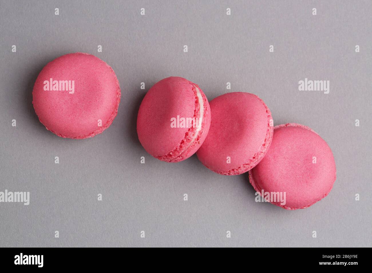 Makronen in pinkfarbener Farbe schmackhafte französische Plätzchen wunderschönes Makro Food Foto Stockfoto