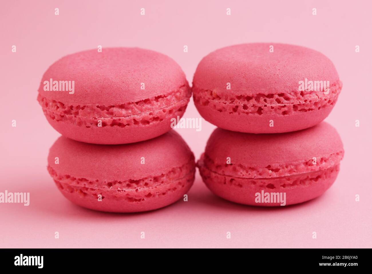 Makronen in pinkfarbener Farbe schmackhafte französische Plätzchen wunderschönes Makro Food Foto Stockfoto