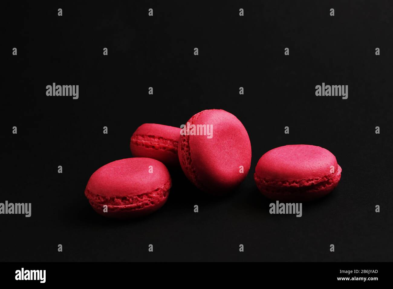 Makronen in pinkfarbener Farbe schmackhafte französische Plätzchen wunderschönes Makro Food Foto Stockfoto