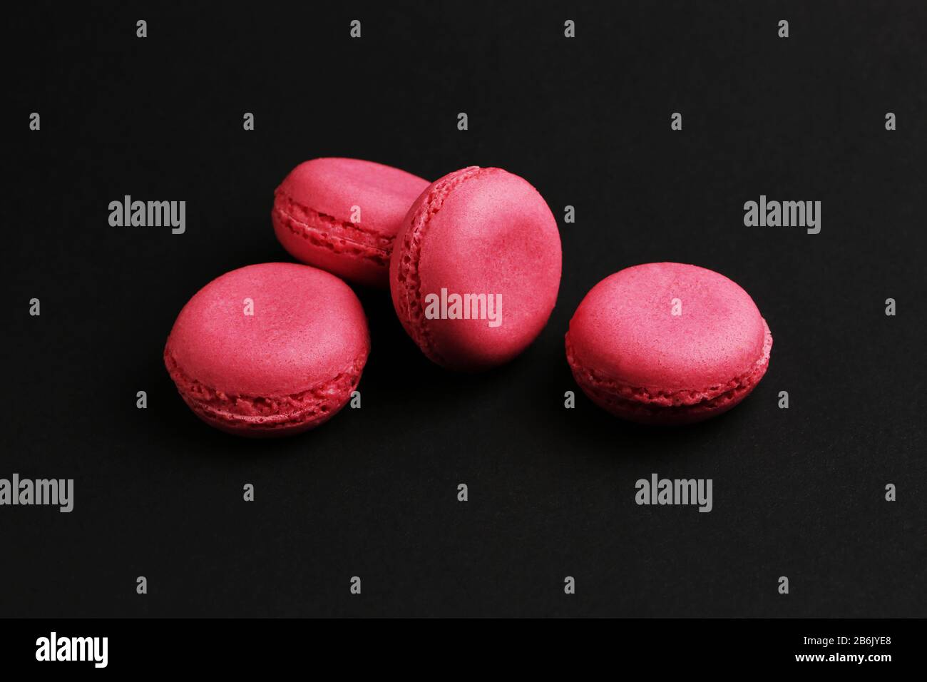 Makronen in pinkfarbener Farbe schmackhafte französische Plätzchen wunderschönes Makro Food Foto Stockfoto