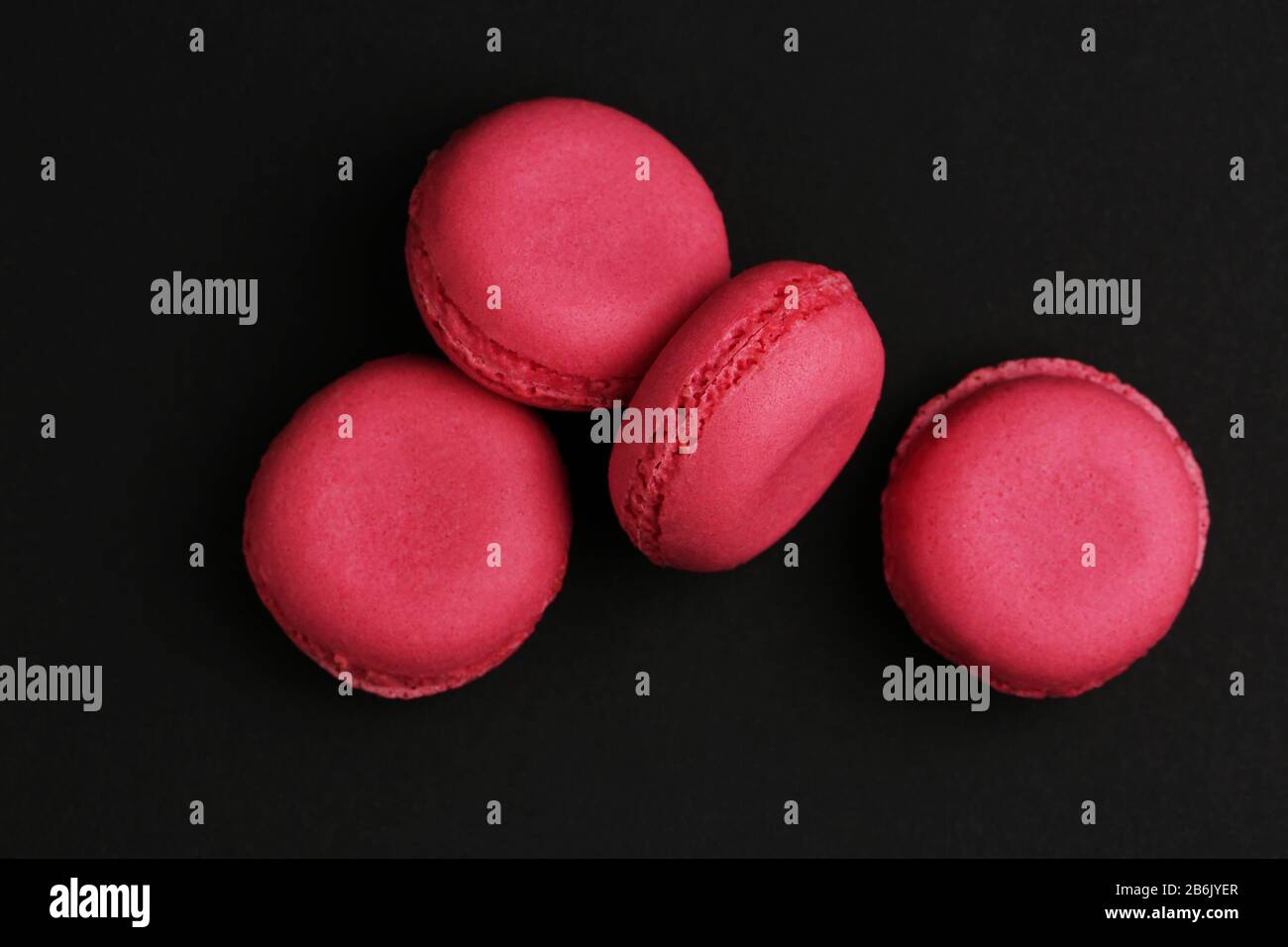 Makronen in pinkfarbener Farbe schmackhafte französische Plätzchen wunderschönes Makro Food Foto Stockfoto