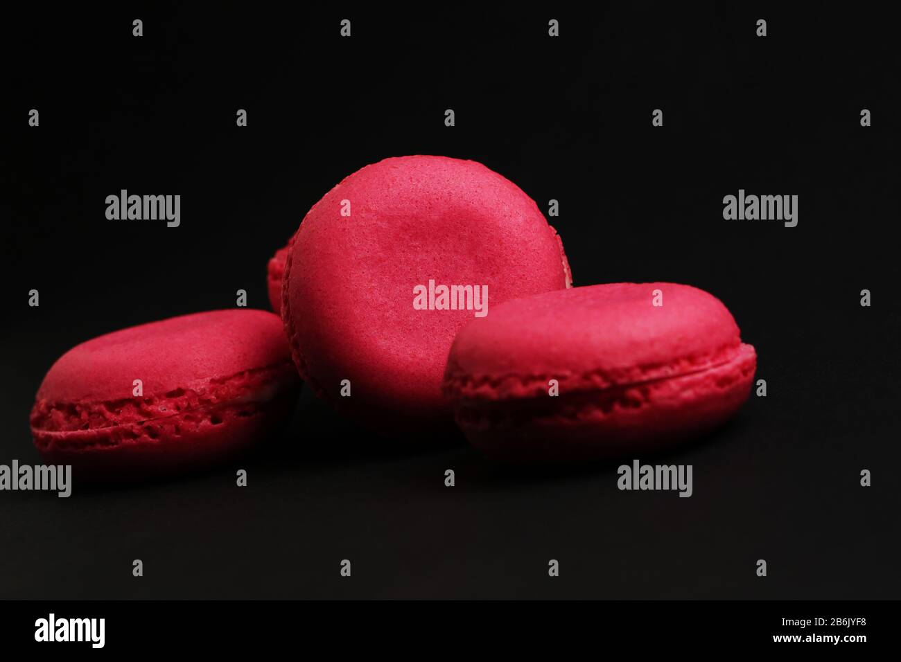 Makronen in pinkfarbener Farbe schmackhafte französische Plätzchen wunderschönes Makro Food Foto Stockfoto