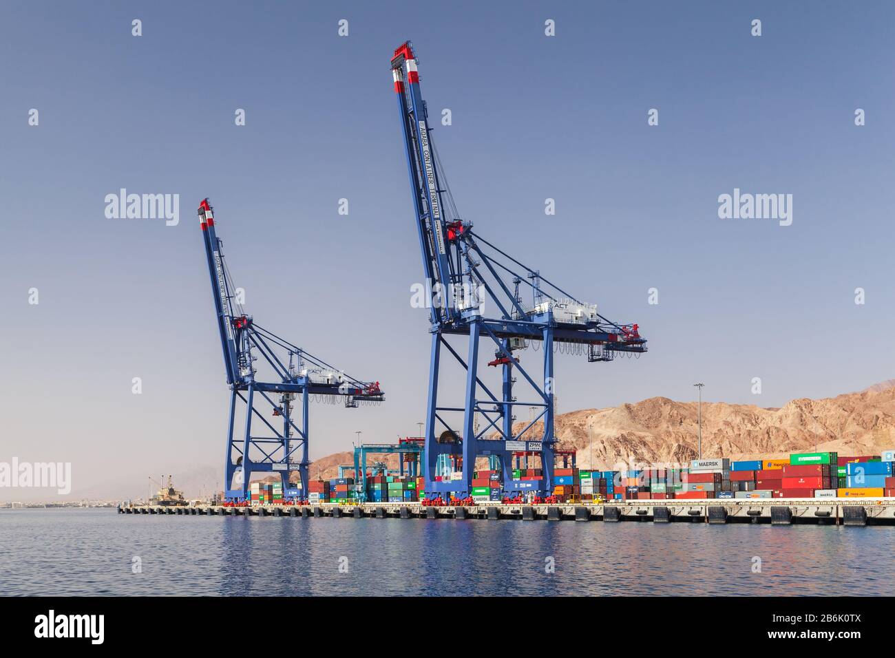 Aqaba, Jordanien - 17. Mai 2018: Portalkräne befinden sich im Containerterminal Aqaba Stockfoto