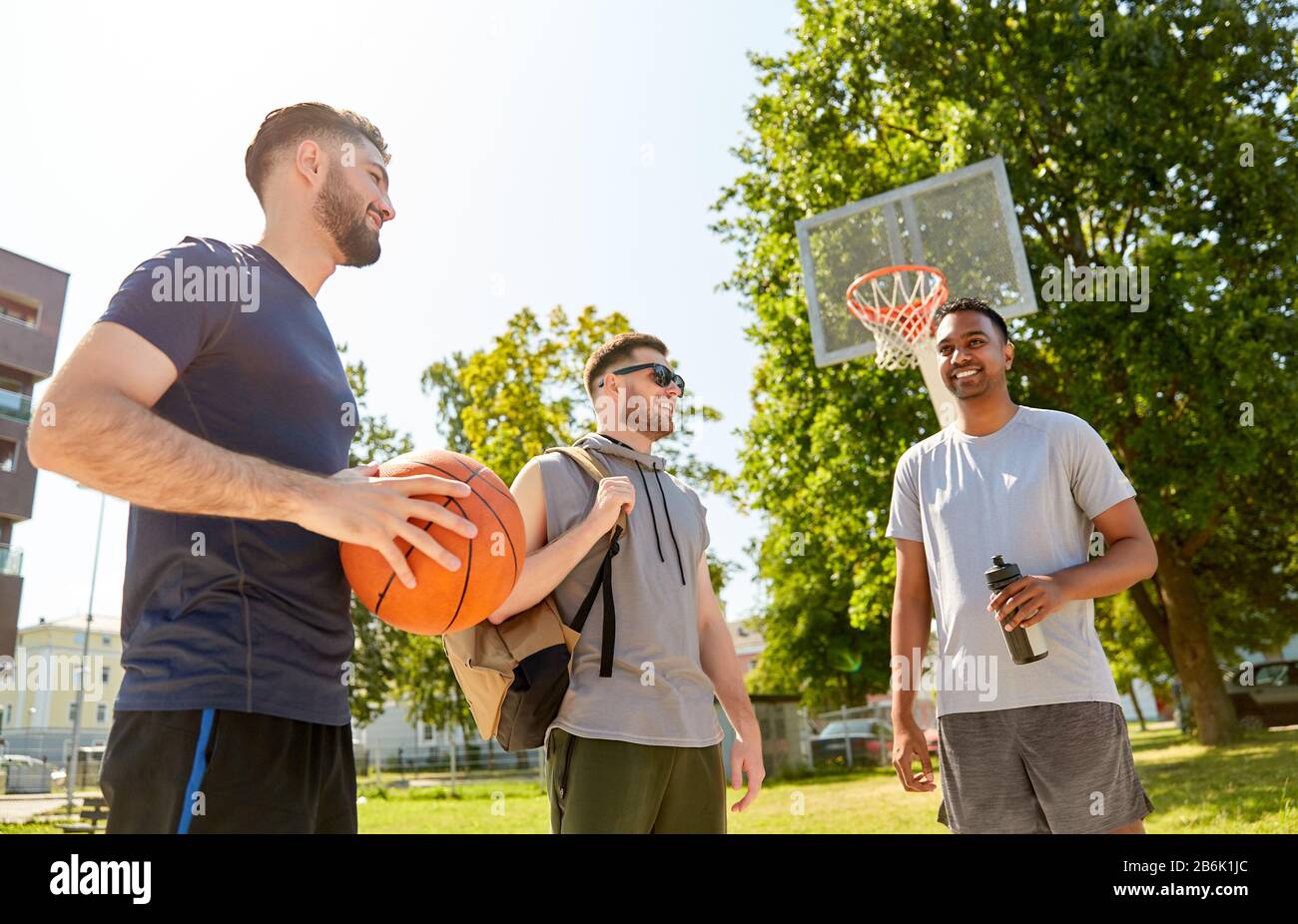 Sport, Freizeit Spiele und männliche Freundschaft Konzept - Gruppe der Männer oder Freunde, Basketball, draußen zu spielen Stockfoto
