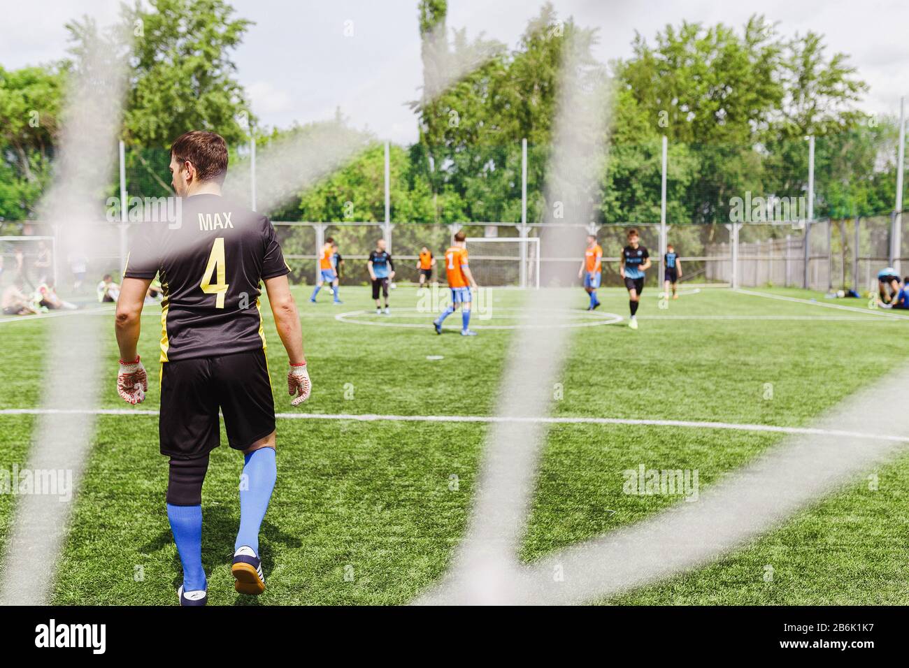 UFA, RUSSLAND - 17. JUNI 2017: Männer, die ein Fußball-Freundschaftsspiel im Amateurbereich spielen Stockfoto