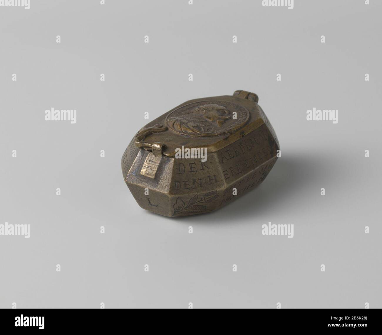 Kasten mit Kupferporträt von Gustavus Adolphus von Schweden Achthoekig doosje van koper. De onderste helft gaat via een achthoekig vlak omgekeerd conisch omhoog in een scherpe lijn, Stockfoto