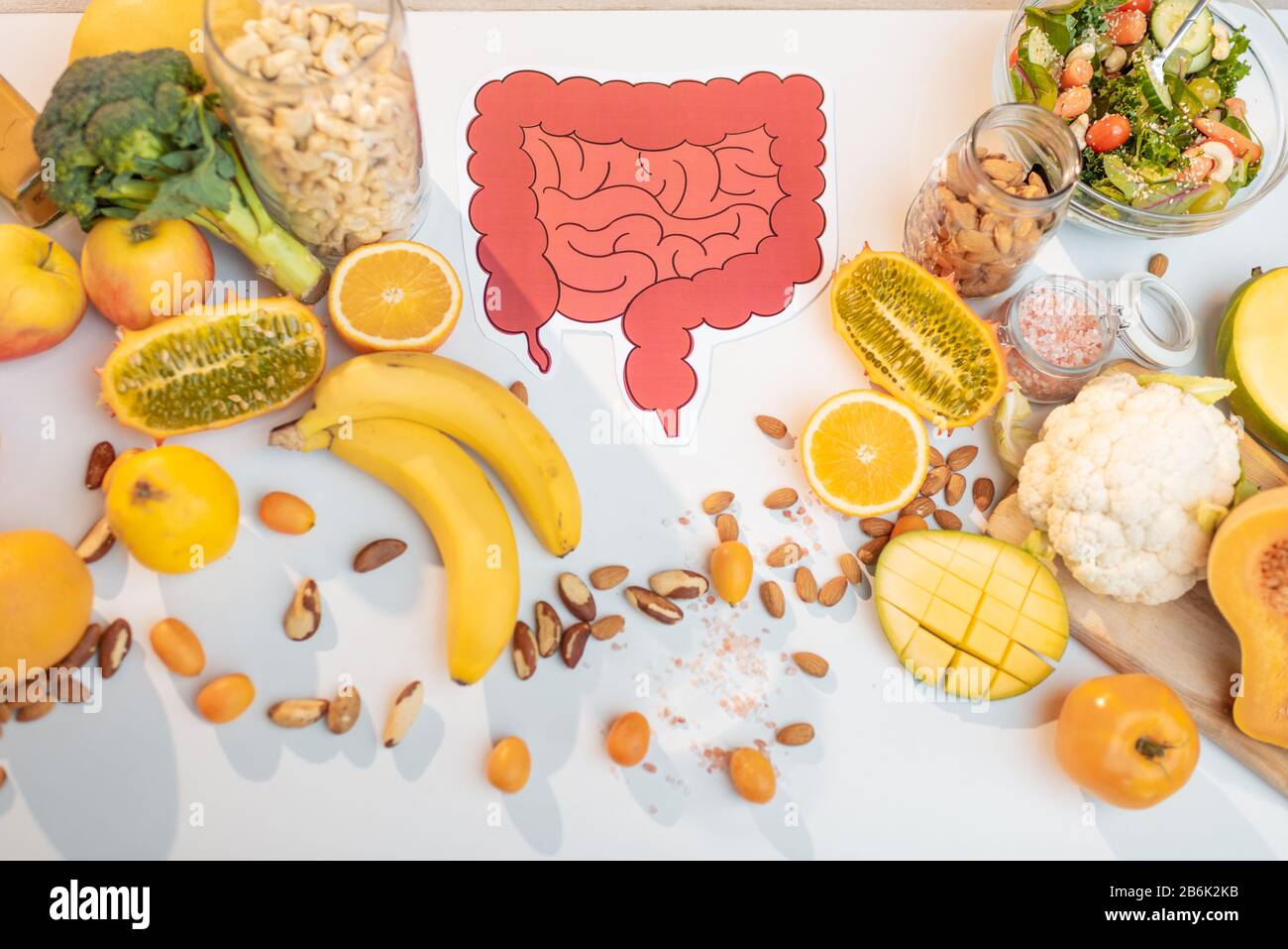 Darmerkunnung mit gesundem frischem Obst und Gemüse auf dem Tisch. Konzept einer ausgewogenen Ernährung für die Darmgesundheit Stockfoto