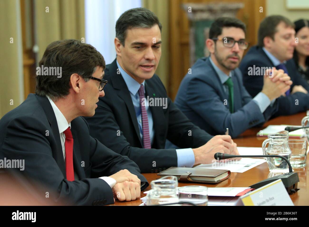 Madrid, Spanien. März 2020. Madrid, Spanien, 11/03/2020.- Präsident Spaniens Pedro Sanchez führt den Gesundheitsminister Salvador Illa dem Evaluierungs- und Überwachungsausschuss von Coronavirus im Gesundheitsministerium vor.heute dürfen Schulen und Universitäten in Madrid, Vitoria, nicht mehr an anderen Standorten, die Ausbreitung von Covid-19 kontrollieren. Foto: Juan Carlos Rojas / Picture Alliance weltweite Nutzung Credit: Dpa / Alamy Live News Stockfoto