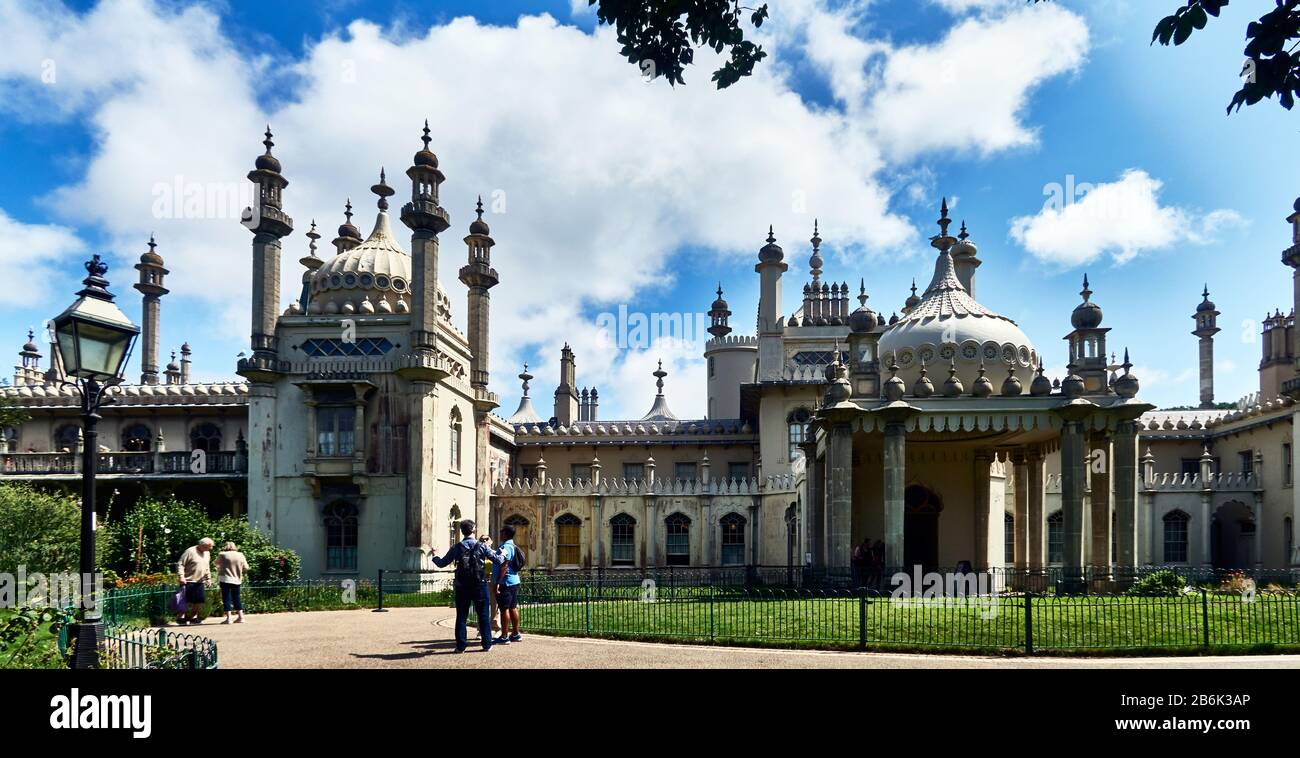 UK, East Sussex, Südküste Englands, City of Brighton and Hove, The Royal Pavilion, von Architekt John Nash, auch bekannt als Brighton Pavilion, ist eine königliche Residenz in Brighton, die ab dem Jahr 1787 in drei Etappen als Rückzugsort am Meer für George, Prince of Wales, erbaut wurde. Der bereits im Jahr 1811 Prinzregent wurde Stockfoto