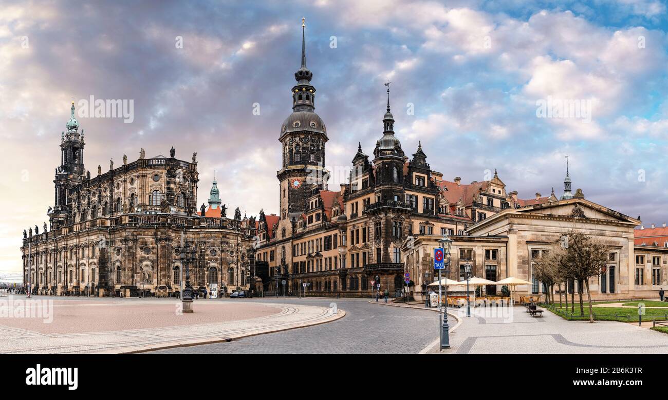 Historisches Zentrum in der Dresdner Altstadt mit dem Hausmannsturm Stockfotografie - Alamy