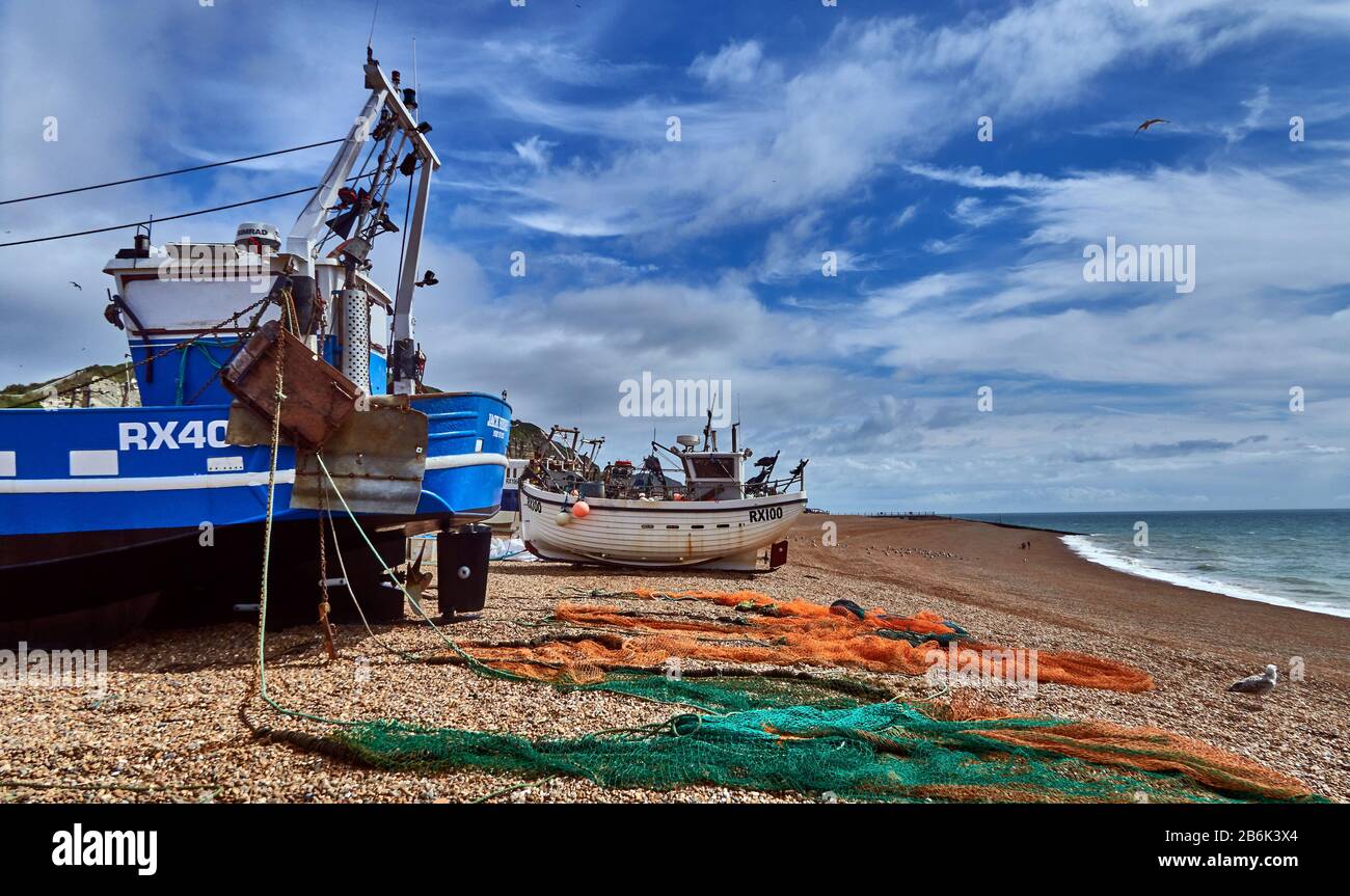 Hastings ist eine Stadt und eine Stadt in East Sussex am südlichen Teil Englands, Vieof Fischerboot am Strand, die größte Fischereiflotte Europas, die Boote vom Kieselstrandmodus de Transport, Navire nautique, "Quipement de Navigation" zum Meer bringt Stockfoto