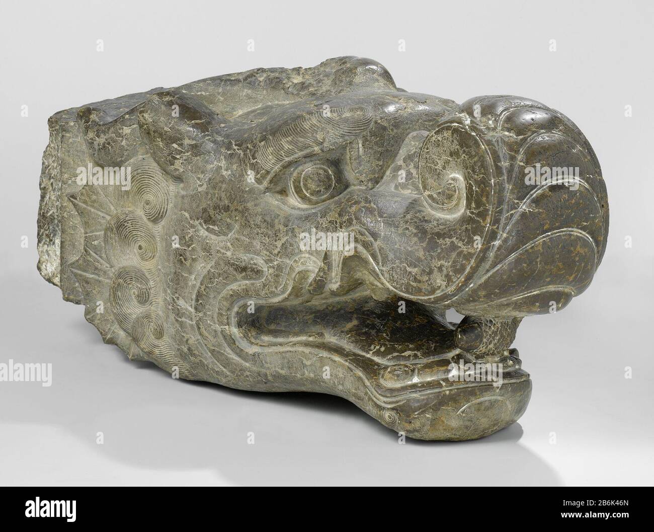 Dragon Head of a makara Kop van een makara (Draak) Manufacturer: AnoniemPlaats Manufacturing: China dating: CA. 1600 - ca. 1700School/stijl: Ming-Dynastie (1368-1644) Physikalische Kenmerken: Kalksteen Material: Kalksteen Abmessungen: H 30 cm × b 32 cm × d 69 cm Subjectdragon Stockfoto
