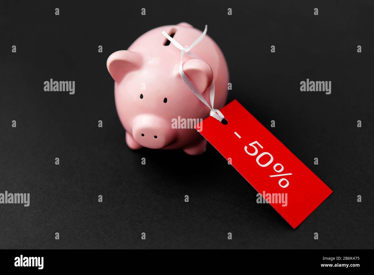 Einkaufs Verkaufs Und Sparkonzept Spar Bank Mit Rotem Tag Von Funfzig Prozent Rabatt Auf Schwarzen Hintergrund Stockfotografie Alamy