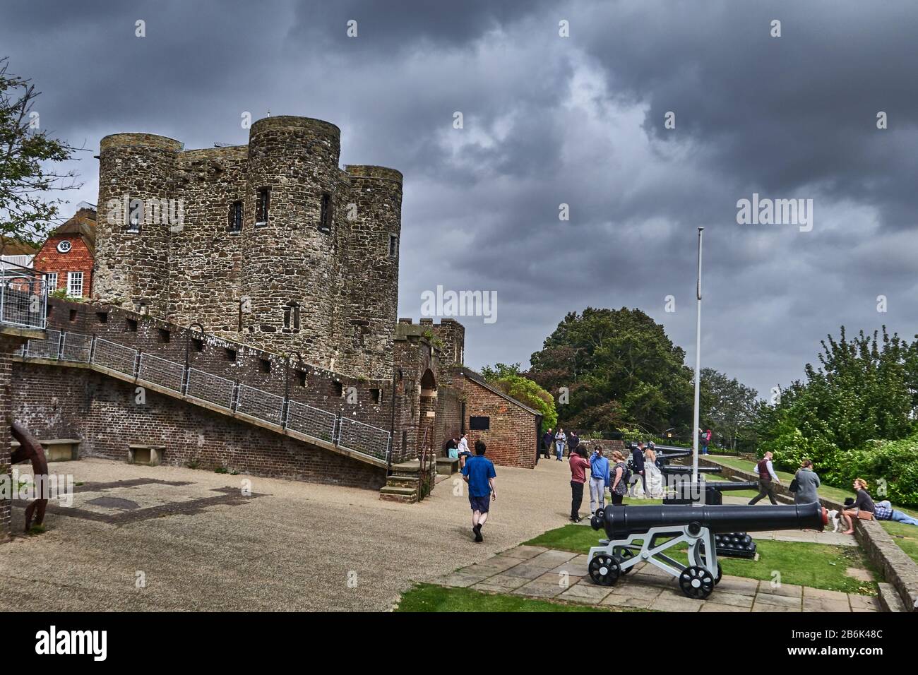 Roggen ist eine alte normannische Stadt, Großbritannien, District Rother, County East Sussex, England der Ypern Tower wurde 1249 erbaut, um Rye gegen Angriffe von der anderen Seite des Kanals zu verteidigen. Es diente als Fort, Privatwohnung, Gefängnis, Gerichtssaal und jetzt schließlich als Museum Stockfoto