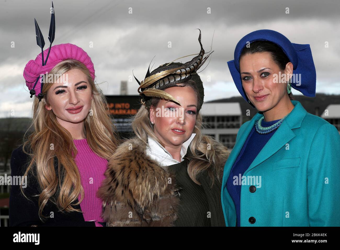 Jade Annison, Michelle Foley und Samantha Brooke während des zweiten Tages des Cheltenham Festivals auf der Cheltenham Racecourse. Stockfoto