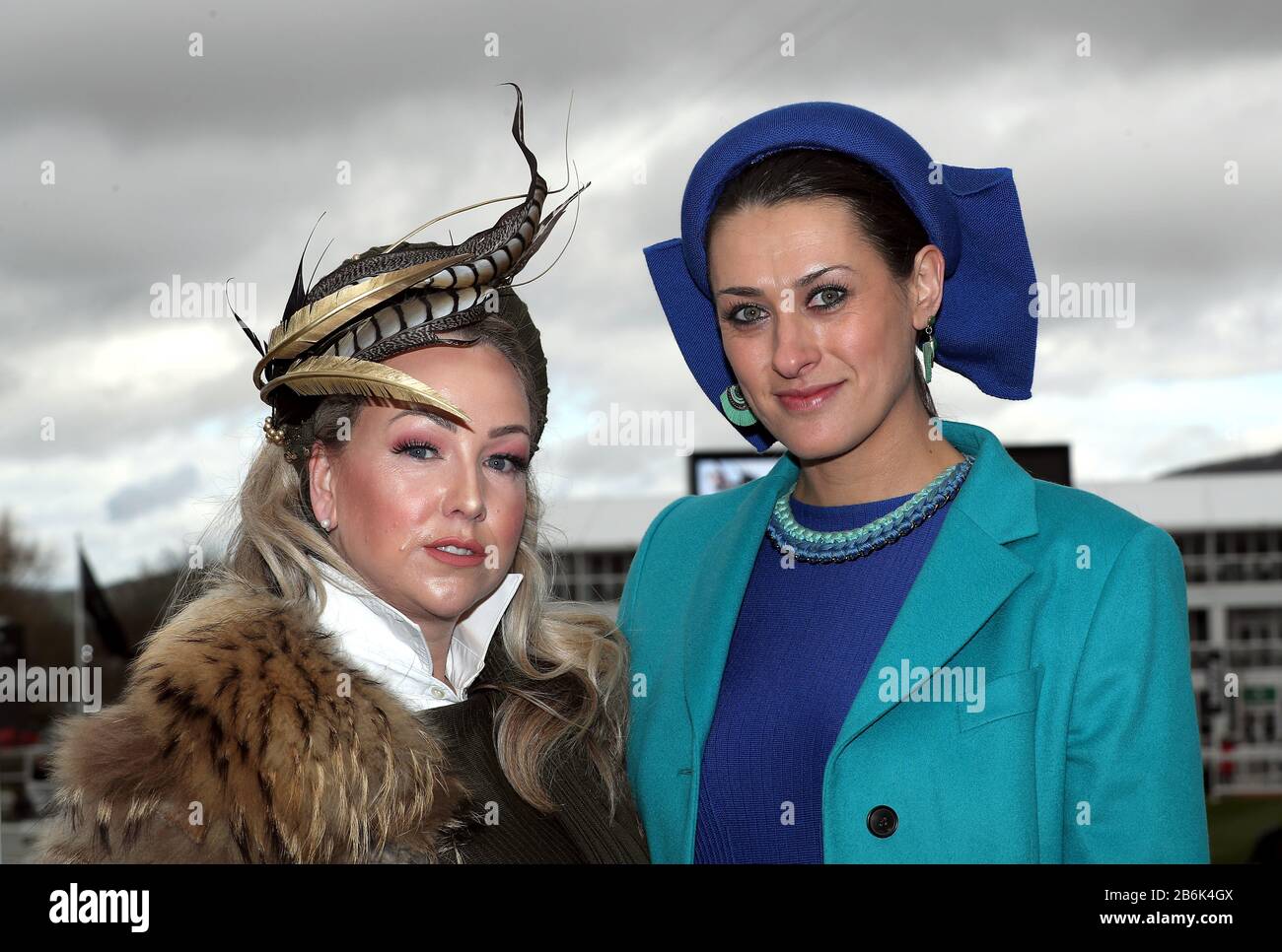 Samantha Brooke (links) und Michelle Foley während des zweiten Tages des Cheltenham Festivals auf der Cheltenham Racecourse. Stockfoto