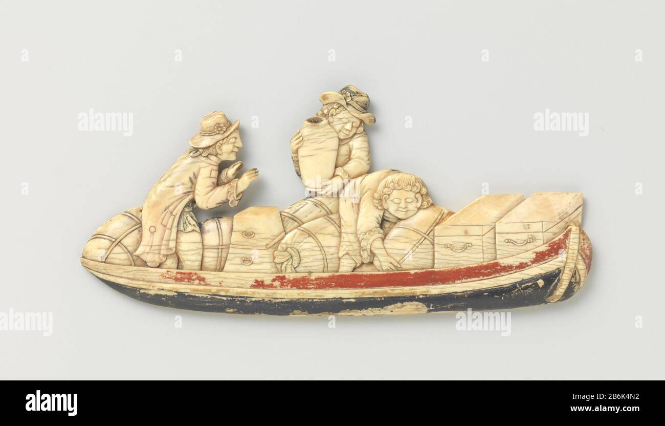 Drei holländische Händler in einer Schlaufe Ivoren Plaquette trafen sich mit einem Wagen mit drei Mannen, die in einem mit Schleichen beladenen Glöckchen auftraten. De linkerfiguur heft beide handen opegeeven in een tot voorzichtigheid manend gebaar in de richting van de Middenfiguur. Deze heeft een Grote vaas in de Hand. De rechterfiguur kippt een baal van de grond. De boorden van de sloep zijn rood en blauw. Hersteller : Ivoorsnijder: AnoniemPlaats Herstellung: China dating: CA. 1725 - ca. 1.750 Physikalische Kenmerken: Ivoor Material: Ivoor Techniek: Schildertechniek Abmessungen: H 0,8 cm. × b 16 cm. × d 7 cm. Datum: 1700 - 1750 Stockfoto