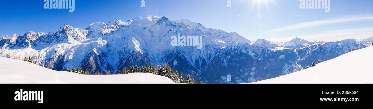 Blick auf den Mont-Blanc mit Schnee im Winter, Chamonix, Frankreich Stockfoto