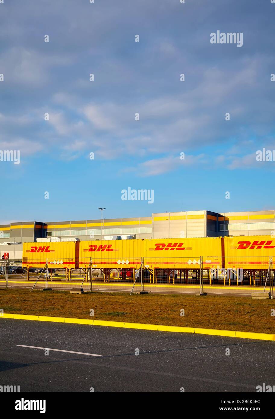Kolbaskowo, Polen - 05. März 2020: DHL-Container vor Amazon Robotics e-Commerce Center in Kolbaskowo bei Sonnenuntergang. Stockfoto