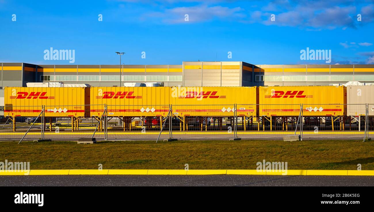 Kolbaskowo, Polen - 05. März 2020: DHL-Container vor Amazon Robotics e-Commerce Center in Kolbaskowo bei Sonnenuntergang. Stockfoto
