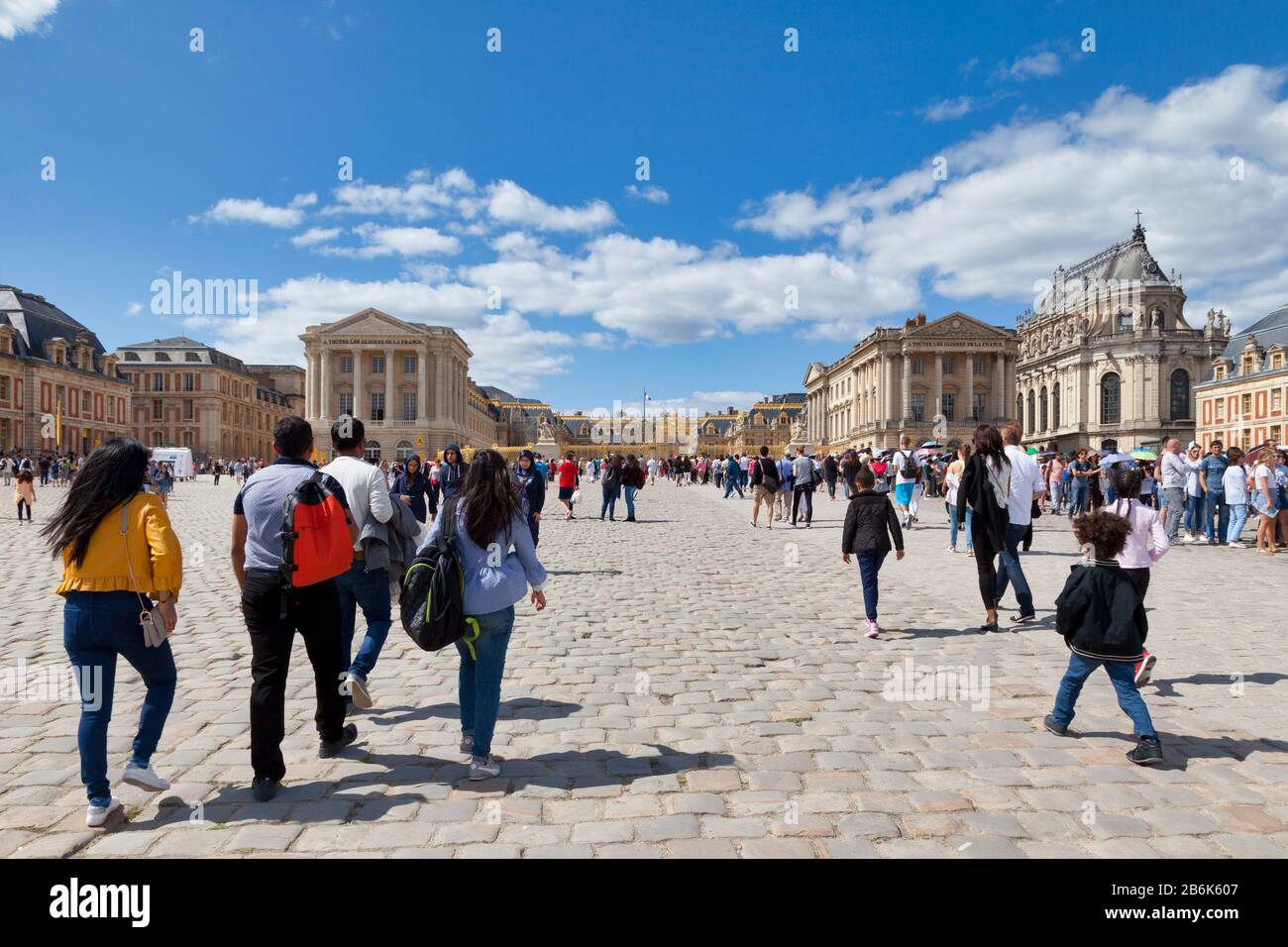 Versailles, Frankreich - 20. August 2017: Tausende von Touristen stehen Schlange, um das Schloss zu besuchen. Stockfoto