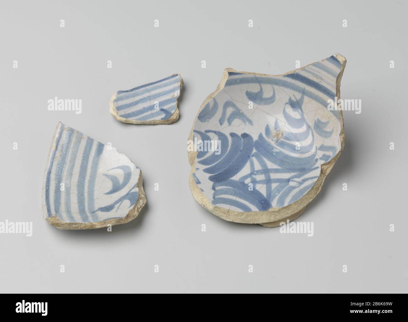 Drei Fragmente einer Schüssel Drie fragmenten van een aardenwerken kom, versierd met geometrische ornamente in blauw op witte grond. Hersteller : Vervaardiger: AnoniemPlaats Herstellung: Engeland (mogelijk) dating: CA. 1.650 - ca. 1725 Physikalische Kenmerken: Majolika blauw beschilderd in de glazuur Material: Aardewerk tinglazuur loodglazuur Techniek: Majolika / Schildertechniek Abmessungen: H 6,3 cm. (Grootste) × b 13,1 cm. × d 9,7 cm. × h 4,3 cm. (Kleine) × b 6,2 cm. × d 0,9 cm. Stockfoto