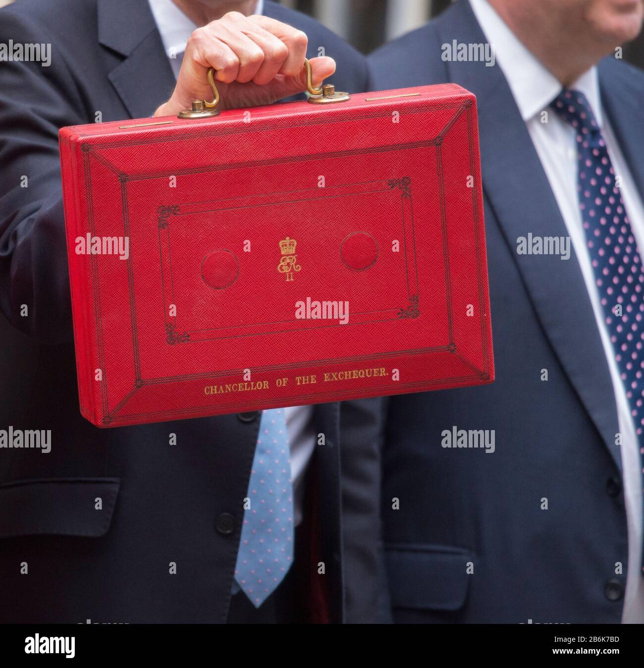 Oktober 2018, London, Großbritannien. Der Schatzkanzler steht vor der 11 Downing Street und präsentiert den versammelten Medien seinen roten Fall. Stockfoto