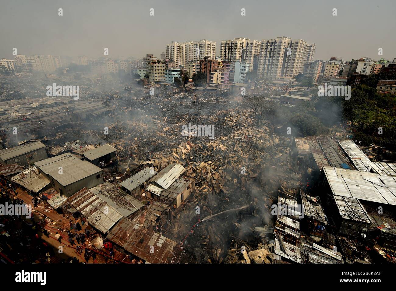 Dhaka, Bangladesch. März 2020. Rauchschwaden am 11. März 2020 an der Stelle eines Slumfeuers in Dhaka, Bangladesch. Ein massives Feuer fegte am Mittwoch durch eines der größten Slums der bangladeschischen Hauptstadt Dhaka, zerstörte Hunderte von Häusern und ließ Tausende Vertriebene zurück. Kredit: Str/Xinhua/Alamy Live News Stockfoto