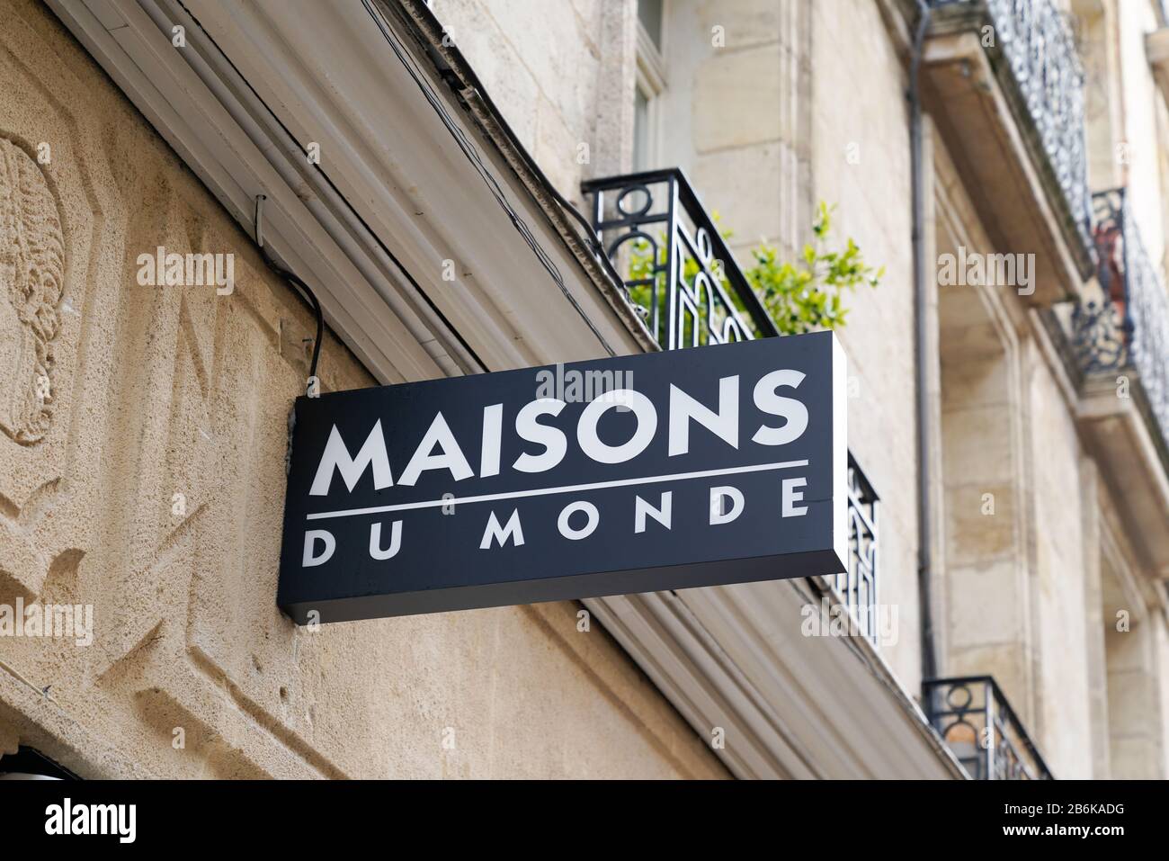 Bordeaux, Aquitanien / Frankreich - 09 24 2019 : Maisons du monde Logo auf Ladengeschäft französische Dekorationskette Stockfoto