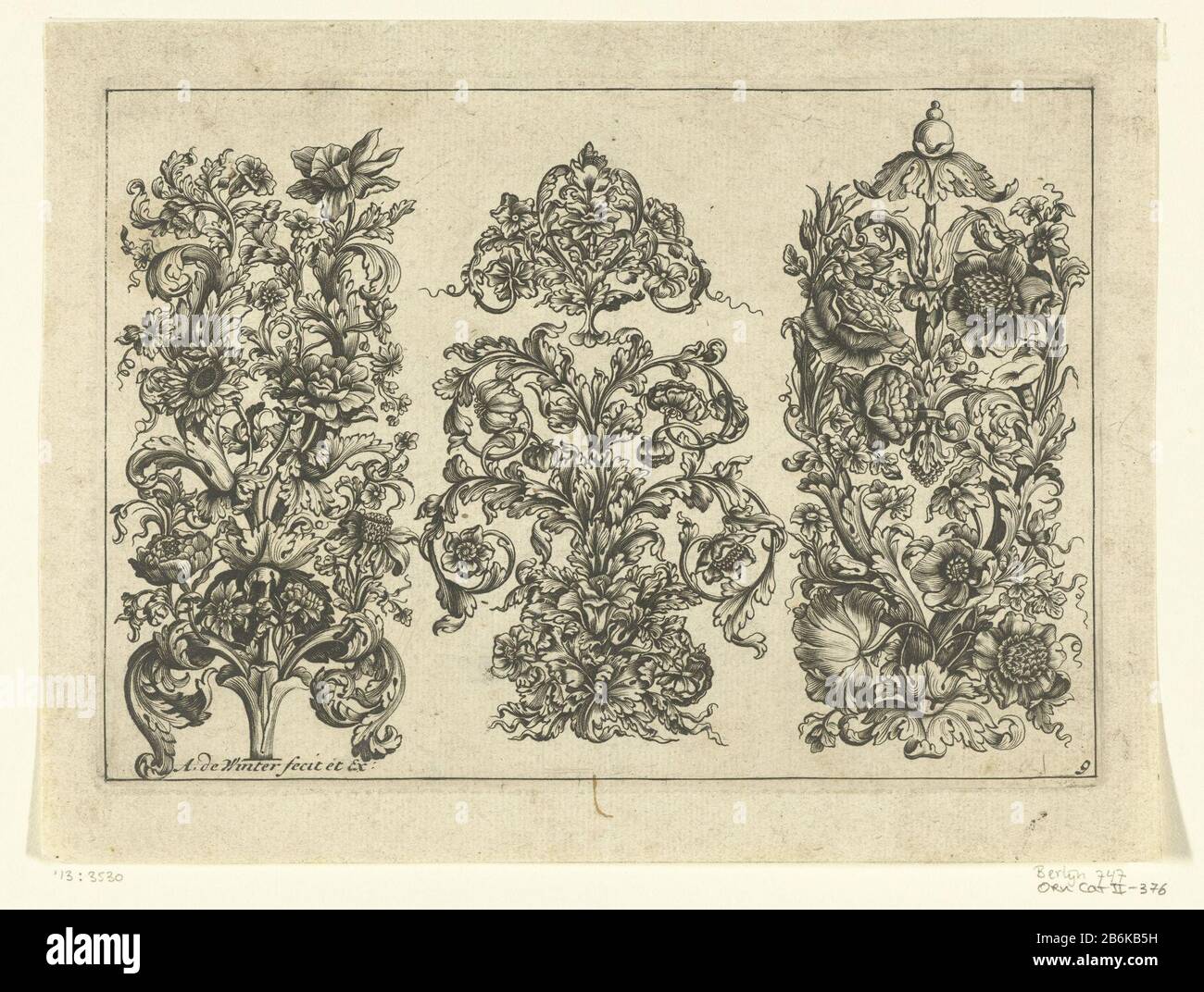 Drei vertikale Streifen mit Blattstielstreifen und Blumen Nouveau Livre d'Ornemens (Serientitel) Journal of Series mit Kopien an Stefano della Bella, Gilles Légaré, Thomas Lejuge und anderen. Hersteller: Druckmaschine: Anthonie de Winter (denkmalgeschütztes Objekt) von Thomas Lejugenaar Design: Gilles Légaréuitgever: Anthonie de Winter (denkmalgeschütztes Eigentum) Ort Herstellung: Amsterdam Datum: CA. 1690 - c 1700 Material: Papiertechnik: Engraa (Druckverfahren) Abmessungen: Plattenkante: H 135 mm × W 189 mm Stockfoto