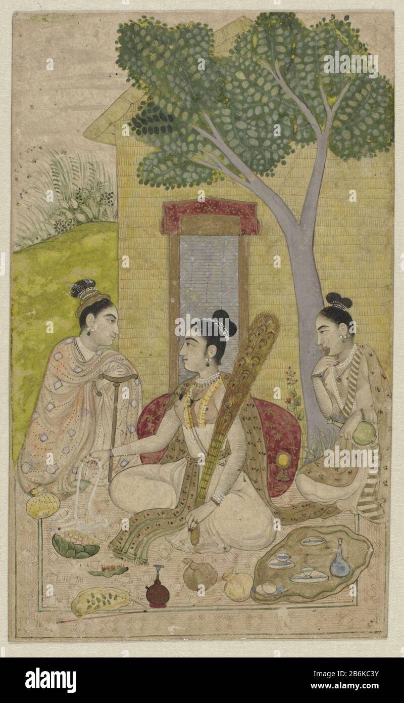 Drie Yogini Gibt es drei Frauen mit allen Attributen auf einer Terrasse einer Hütte; Für sie sind sie Früchte und ist ein Blatt mit Tassen, Tellern und einer Karaffe; Hinter der rechten Figur und der Kabine befindet sich ein Baum und hinter der Hütte ist ein kleiner Hügel mit einem Rohr- und Blumenrand sichtbar. Das Blatt mit der Vorstellung ist ein verfärbtes Stück beigefarbenen Papiers, Das geklebt Wurde, Wo: Wenn die Ecken ursprünglich fertiggestellt waren, sind links unten und rechts oben gerissen und gegangen, die linke obere Ecke mit Pappe und allen zerrissenen und verdwenen. Hersteller: Schöpfer: Anonymer Ort Herstellung: Decca Datum: 1680School / Stil: Deccan-School Physical ch Stockfoto