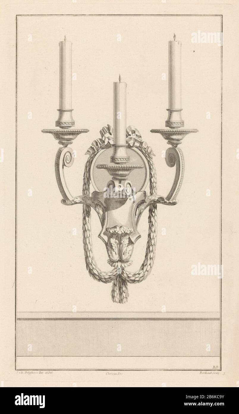 Ornamentierte Stative girandole mit Girlanden Hersteller: Druckmaschine: Berthault (denkmalgeschütztes Eigentum) entworfen von: Jean-Charles Delafosse (denkmalgeschütztes Gebäude) Herausgeber: Jacques-François Chéreau (denkmalgeschütztes Eigentum) Ort Herstellung: Paris Datum: 171 Physische Merkmale: Ätzung und Engra-Material: Papiertechnik: Ätzung / Engra-Messung (Druckverfahren) Maße: Plattenkante: H 372 mm × W 225 mm Motiv: Kronleuchter, Kandelabrum Stockfoto