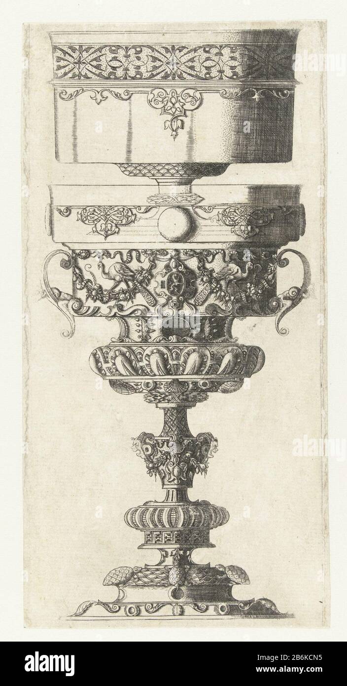 Goblet mit zwei Ohren auf einem hohen Fuß Badges ac Plane Novelty Opus Cratero graphicum (Serientitel) Zwischenähren dekoriert den Becher mit Pfauen sind in Girlanden. Im oberen Teil des Bechers sitzt ein mit Arabesken verzierter Becher auf einem niedrigen Sockel. Aus einer Serie bestehend aus einer Titelseite und 30 Seiten mit Vatwerk. Hersteller : Druckmaschine: Anonymer Druckhersteller: Mathis Zündtuitgever: Anonymer Hersteller: Deutschland (möglich) Datum: C.1508 - 1551 Material: Papiertechnik: Engra (Druckverfahren) Abmessungen: Blatt: H 210 mm × W 101 mmToelichtingSerie, die zuvor dem Master of t zugeschrieben wurde Stockfoto