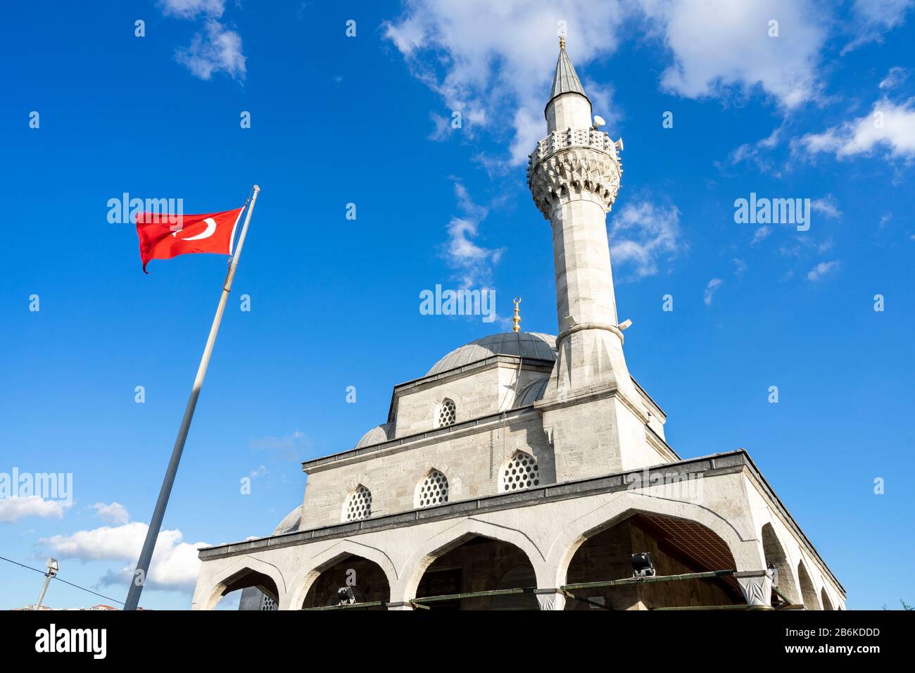 Semsi Pascha-Moschee in Istanbul. Die Semsi-Pasha-Moschee ist eine osmanische Moschee, die sich im dicht besiedelten Stadtteil Uskudar in Istanbul, Türkei, befindet. Stockfoto