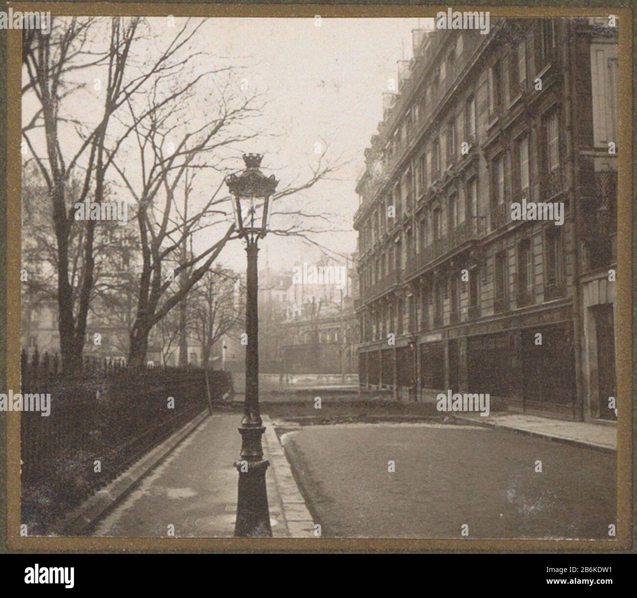 Noch trockene Straße mit Staudamm während der Flut von Paris Onderdeel van Fotobalb überstreifte Parijs en voorsteden 1910. Hersteller : fotograaf: G. DangereuxPlaats Herstellung: Parijs dating: Jan-1910 Physische Kenmerken: Matt daglichtcollodiumzilverdruk platinagetoond Material: Fotopapier Techniek: Matt daglichtcollodiumzilverdruk Abmessungen: H 52 mm × b 59 mm Betreff: Flut (+) (+) Stockfoto