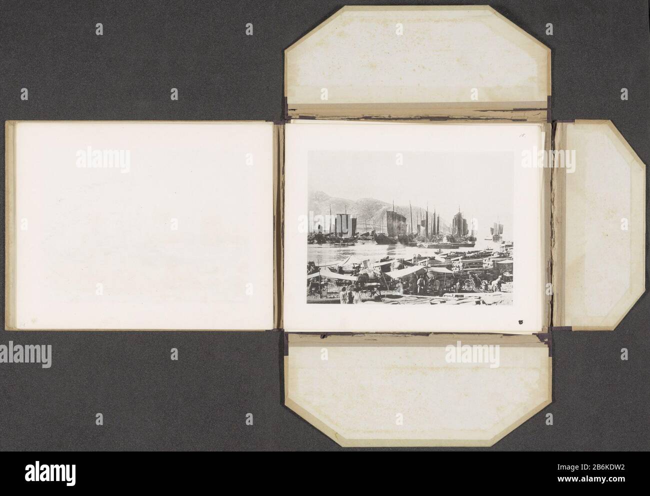 Trockener Ort, um nach Port Arthur zu segeln, vor dem Hintergrund chinesischer Junks trockener Ort, um nach Port Arthur zu segeln, vor dem Hintergrund chinesischer Junk Objektart: Fotomechanische Druckseite Artikelnummer: RP-F 2001-7-873-15 Aufschriften/Marken: Nummer, recto gestempelt '15' Hersteller: Fotograf: Ein Ljupovaclichémaker: Anonymer Ort Herstellung: Port Arthur Dating: 1898 - 1899 Material: Papiertechnik: Lichtdruckmessungen: Gedruckt: H 150 mm × W 203 mm Betreff: Praktika (im Allgemeinen) Segeln wo Port Arthur Stockfoto
