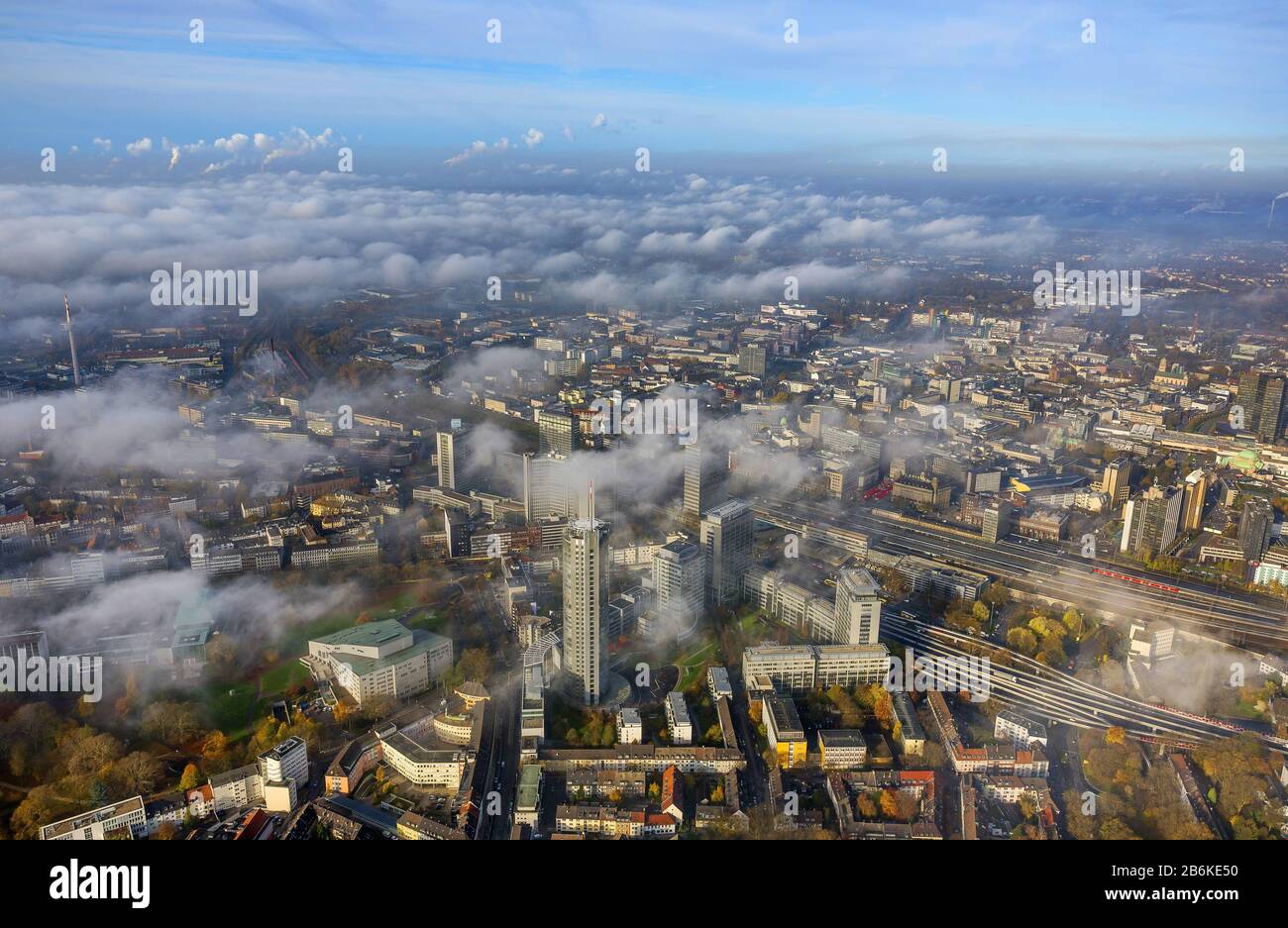 Skyline der Innenstadt südlich von Essen mit RWE Tower, Aalto Theater und Philarmonie Essen, Luftaufnahme, 20.11.2013, Deutschland, Nordrhein-Westfalen, Ruhrgebiet, Essen Stockfoto