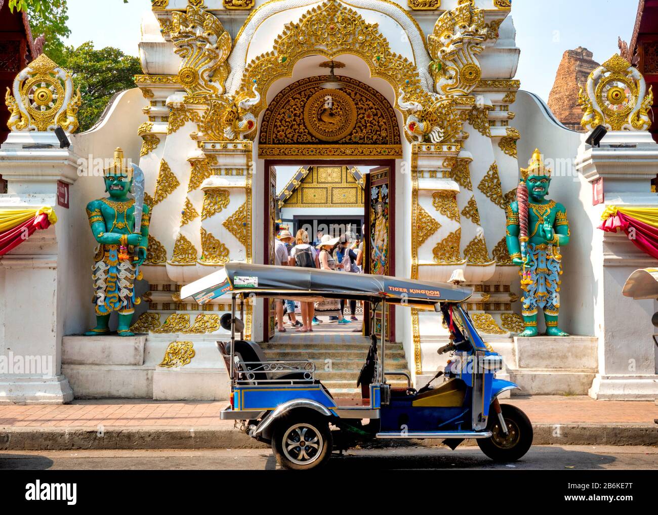Tuk Tuk vor dem Eingang des Wat Chedi Luang, Chiang Mai, Thailand, Stockfoto