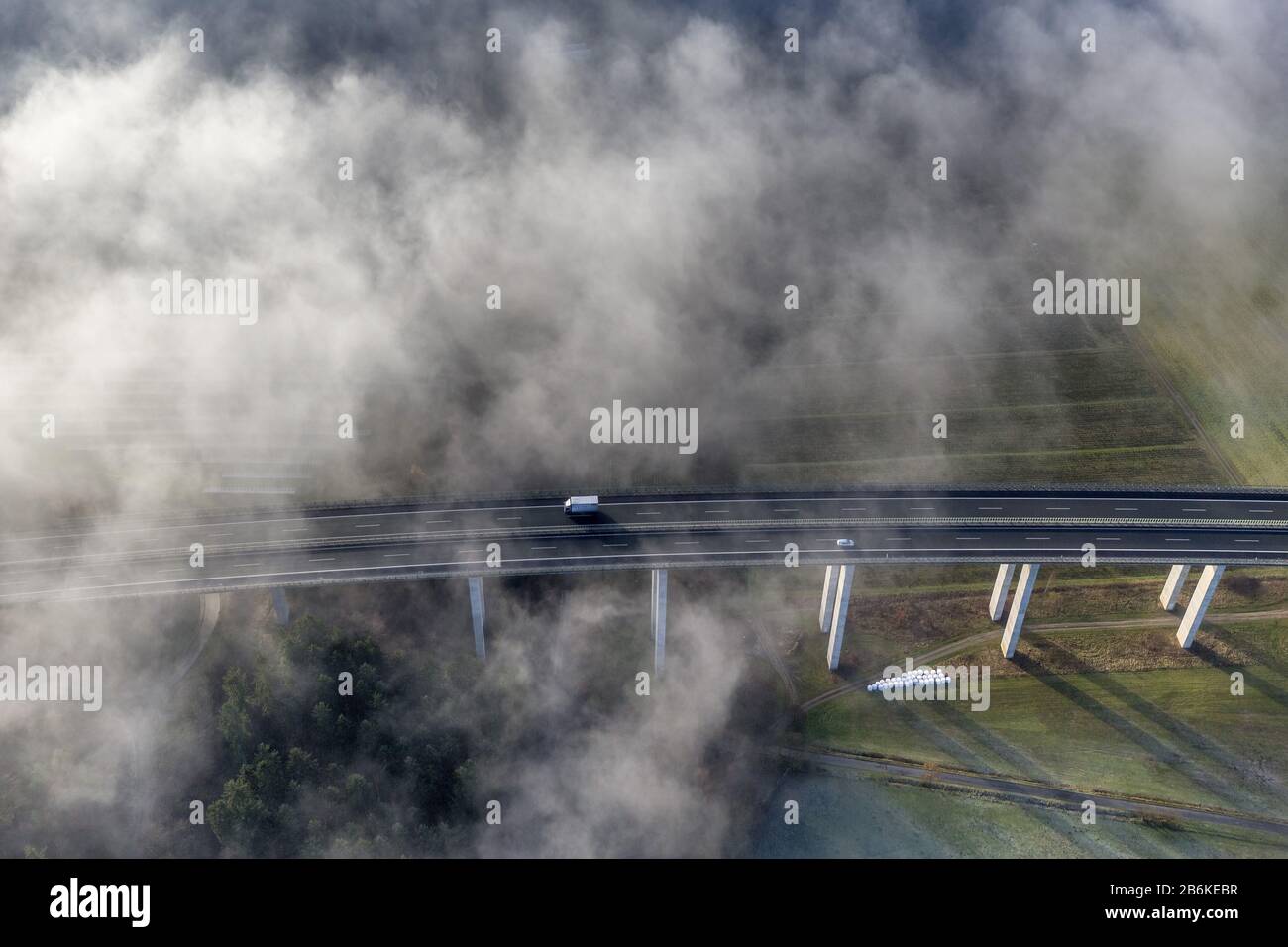 Nebel über dem Bau der Autobahn A46 - Viadukt Wennemen bei Meschede, Luftaufnahme, 11.12.2013, Deutschland, Nordrhein-Westfalen, Sauerland, Wennemen Stockfoto