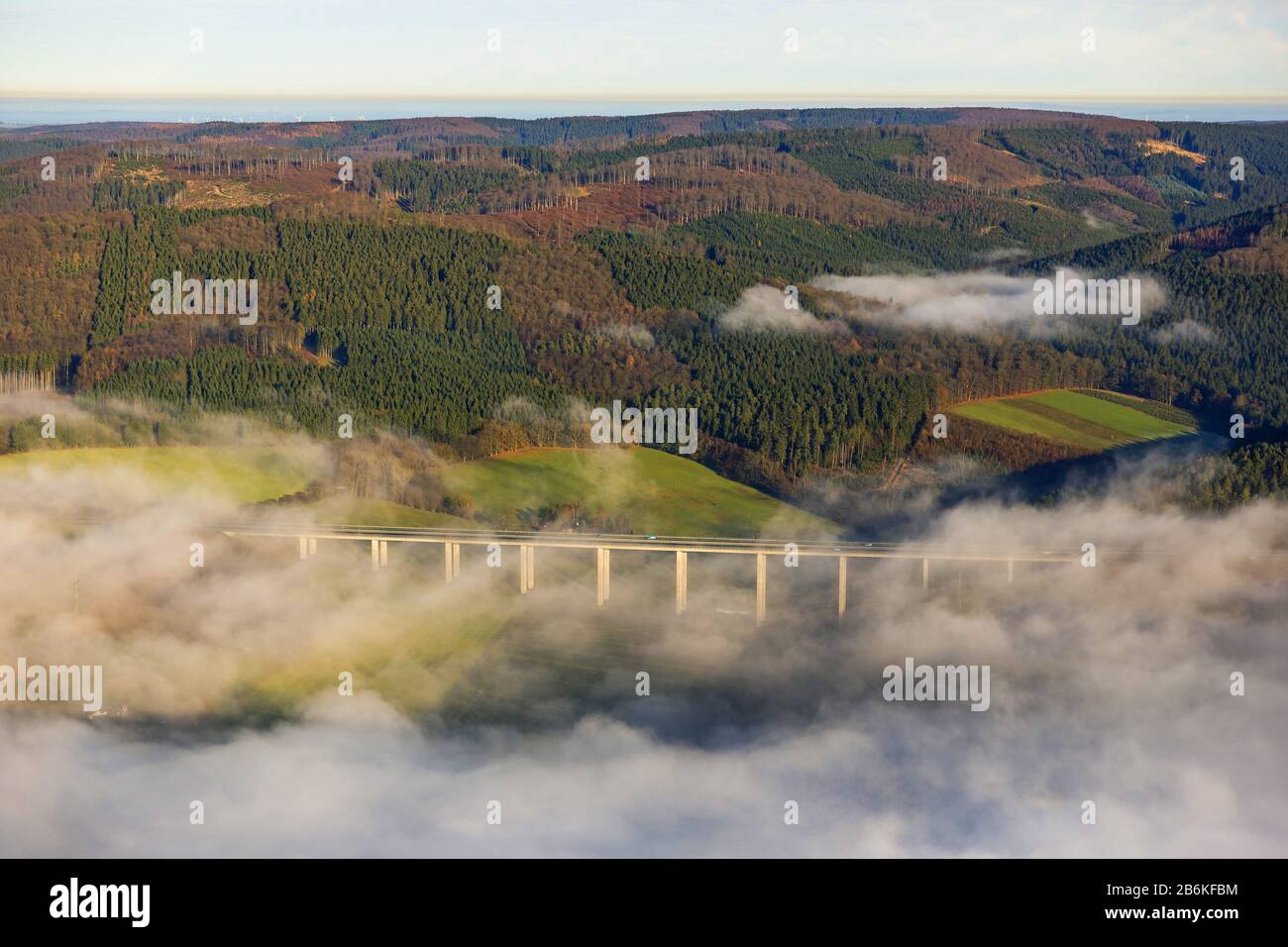 Nebel über dem Bau der Autobahn A46 - Viadukt Wennemen bei Meschede, 11.12.2013, Luftaufnahme, Deutschland, Nordrhein-Westfalen, Sauerland, Wennemen Stockfoto