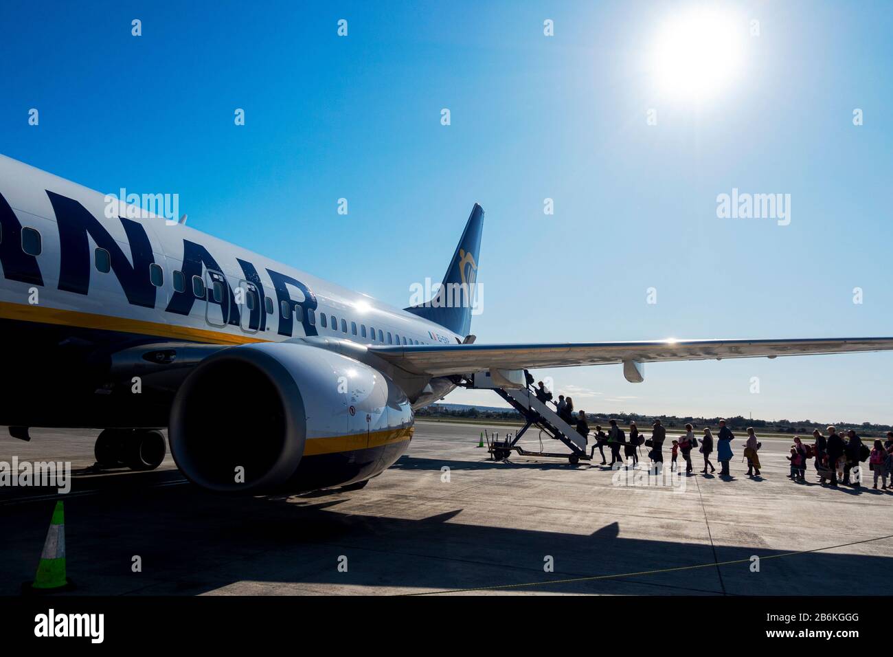 Alicante, Spanien 11. Januar 2020 - Passagiere, die auf Ryanair-Flügen einsteigen Stockfoto