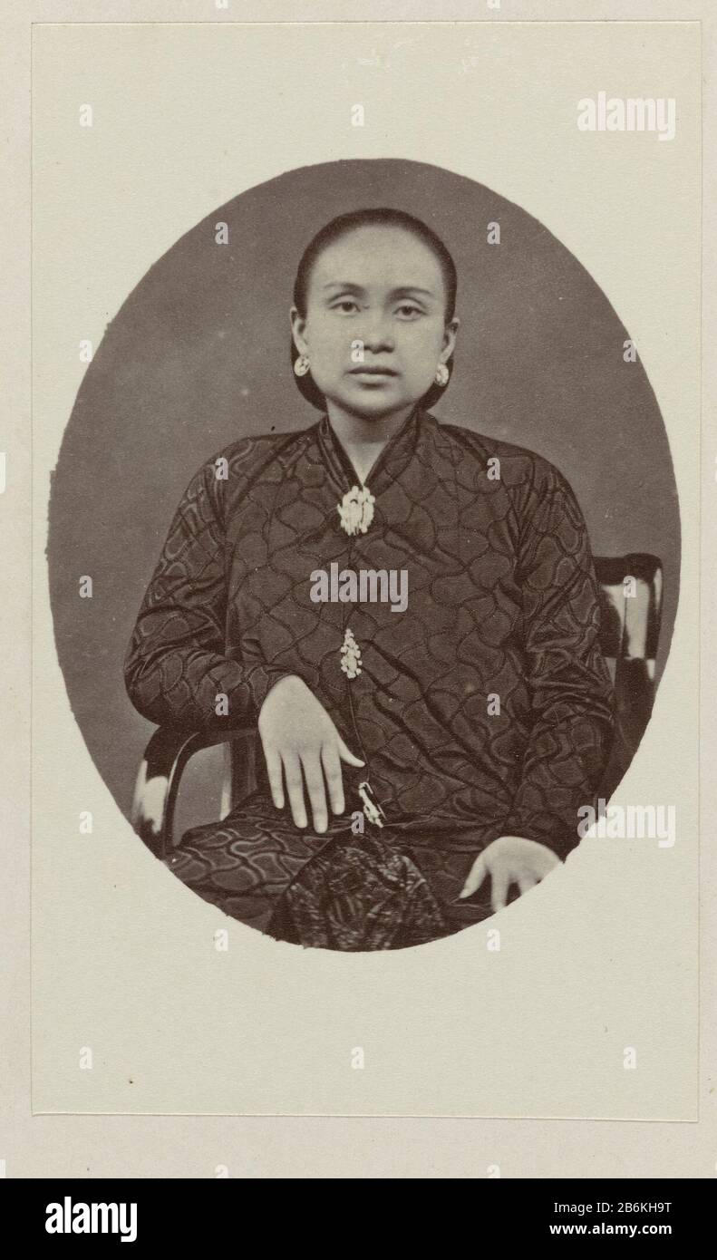 Echtgenote Ratoe van Pakoe Boewono IX, Seine Majestät van Surakarta Studio Porträt der Frau von Ratu Paku Buwono IX Susuhunan Surakarta. Ovaler Schnitt aus einem größeren Porträt. Inge Stuck Foto mit dem Titel Album: Faces Java. Hersteller : Fotograf: Woodbury & Page Ort Herstellung: Batavia dating: 22-1872 Physikalische Merkmale: Albumindruckmaterial: Papiertechnik: Albumin Druckabmessungen: Foto: H 92 mm × W 56 mm Datum 1865 - 1890 Stockfoto