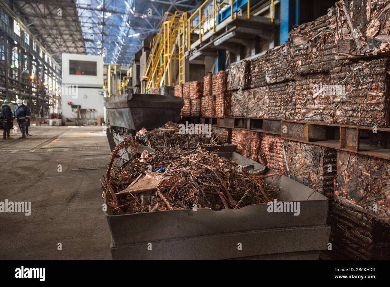 Kupferschrott, der für das Recycling in der Kupferschmelze vorbereitet wurde Stockfoto