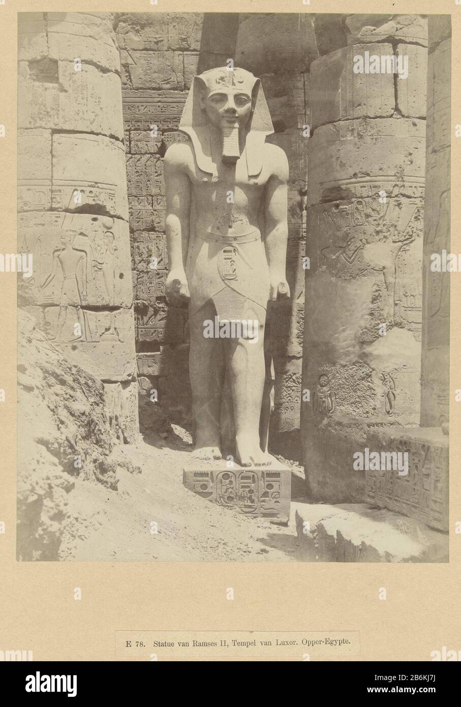 Ein Bild der Ramses II. E 78 Statue von Ramses II., Tempel von Luxor Oberägypten (Titelobjekt) Das Foto ist Teil der von Richard Polak gesammelten Fotoserie von Egypte. Hersteller : Fotograf: Antonio Beato (Listed Property) Herstellung: Ägypten Datum: CA. - ca. Technische Merkmale von 1598: Foto auf Pappe mit onderschrift. Material: Fotopapier, Papierkartontechnik: Albumindruck Abmessungen: Bild: H 278 mm × W 219 mmblad: H 555 mm × W 466 mm Stockfoto